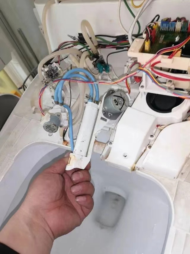 东莞道滘地漏返水前有征兆？附近管道疏通电话先别急着打的管道维护场景