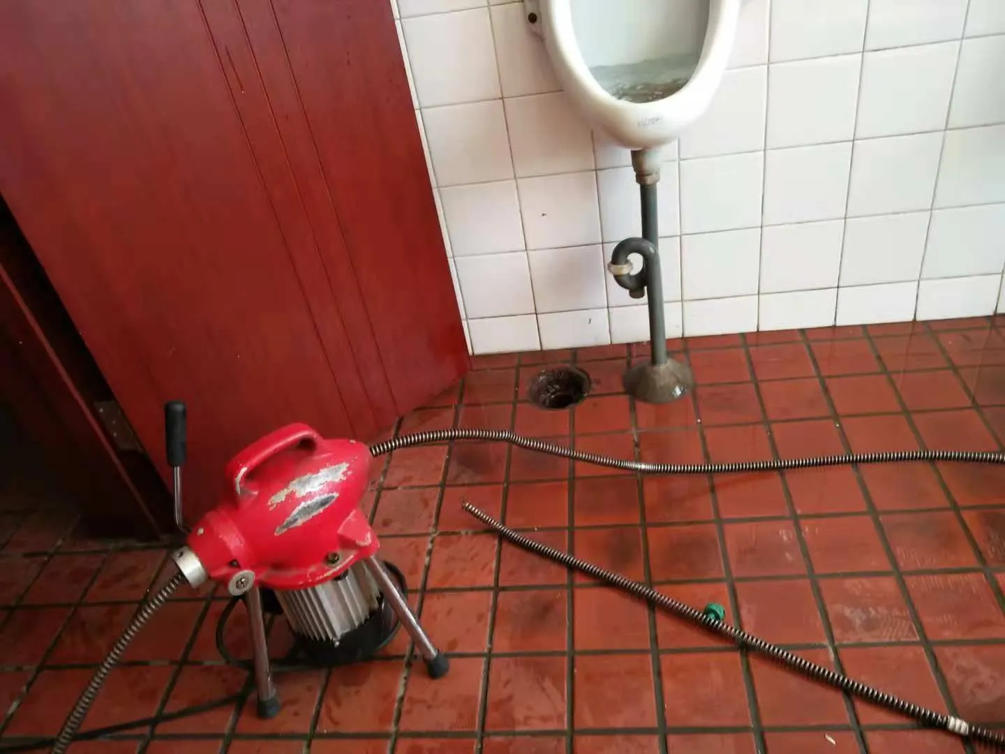 中山五桂山区地漏咕噜冒水怎么办？餐饮店预防返水的疏通下水道电话思路的管道维护场景