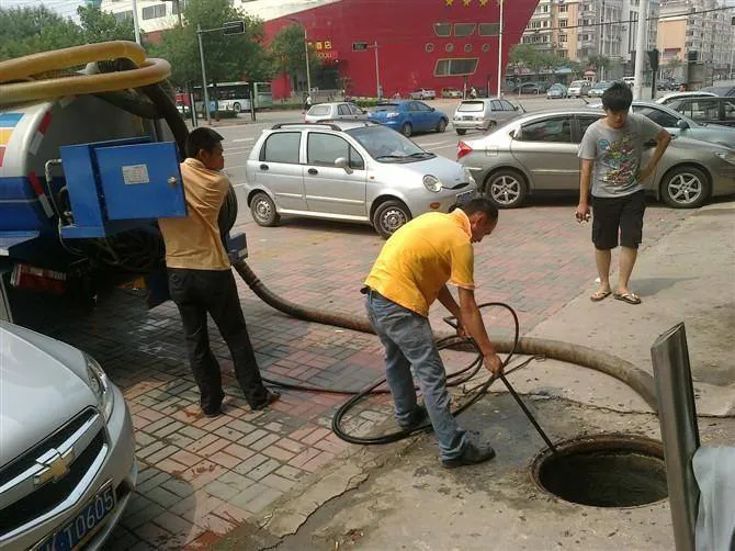 中山租住家庭注意：附近地漏返水信号与管道疏通电话15578999886的管道维护场景