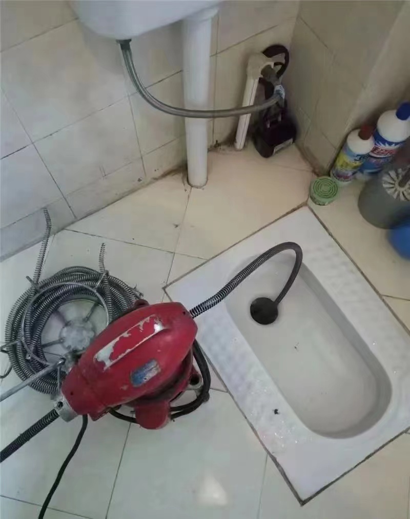 百色新装修住户注意:马桶冲水后咕噜响,先看水位再决定要不要找附近疏通下水道电话15578999886