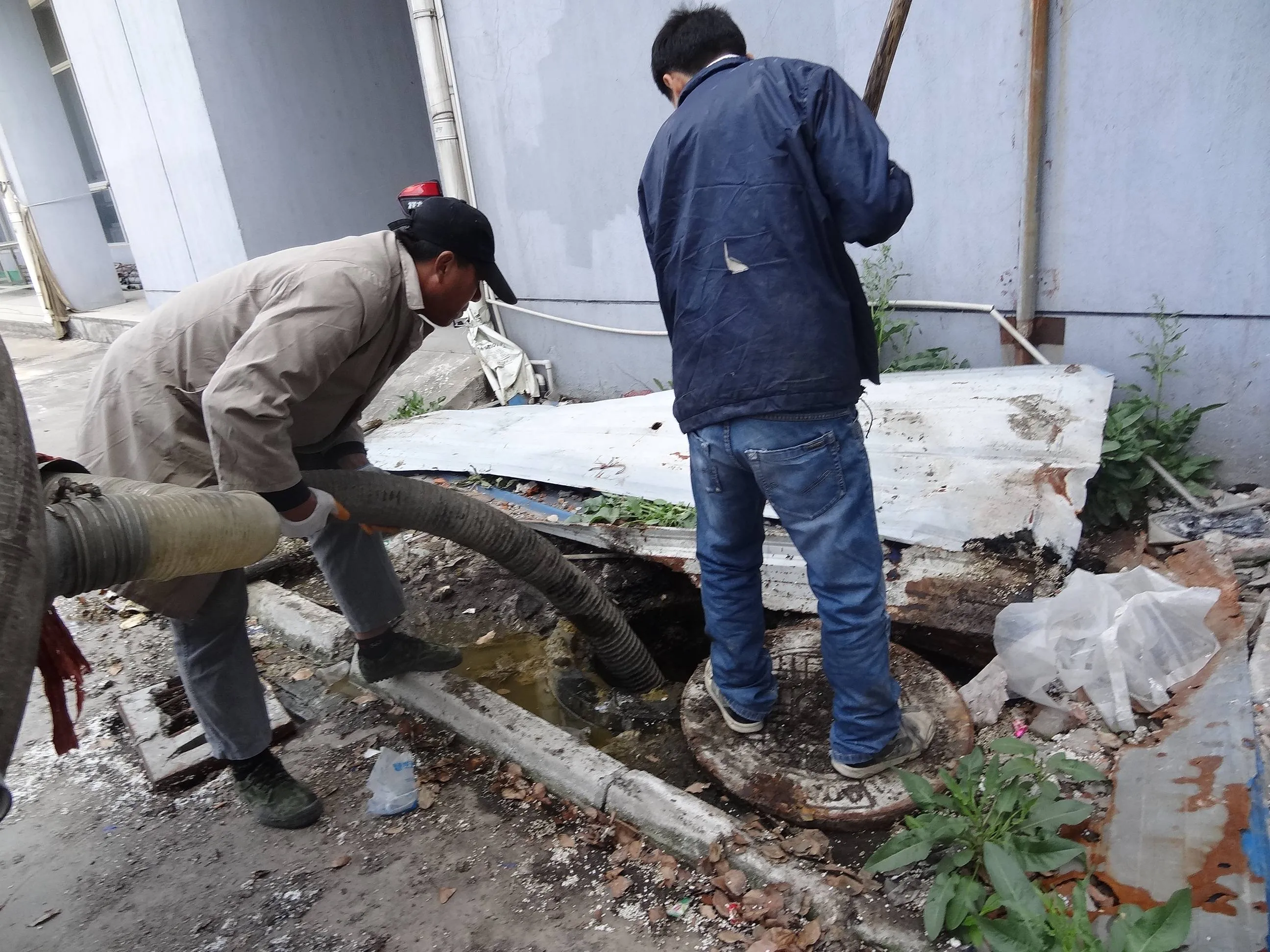 成都物业值班参考:洗衣机排水时附近地漏冒水,上门前先做这三步