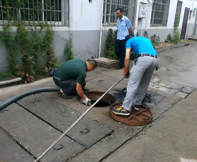 福州新装修住户必看:马桶底座潮湿反复渗水,上门前如何区分溢水与密封问题?附近疏通下水道电话15578999886