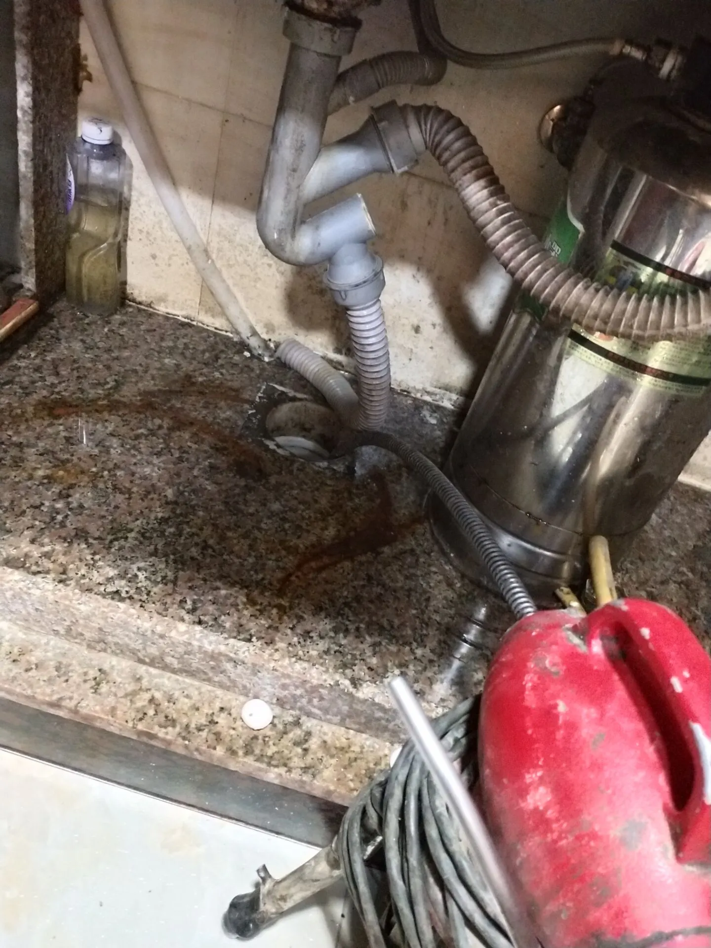 深圳大鹏新区厨房下水返味不堵？上门前先查存水弯与排水速度 疏通下水道电话15578999886的管道维护场景