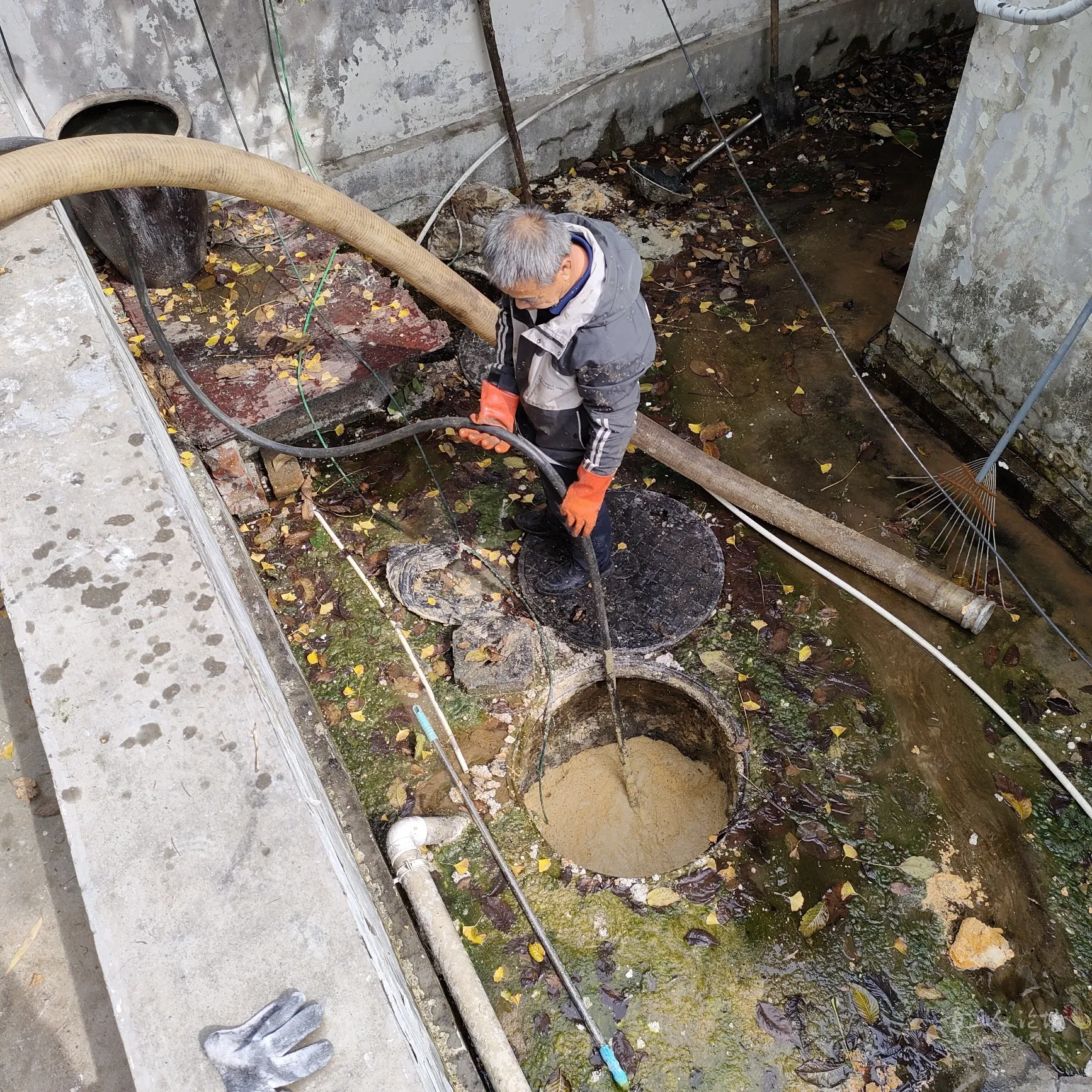 深圳龙岗厨房下水返味现场观察：水能排却常有异味，附近管道疏通电话怎么判断的管道维护场景