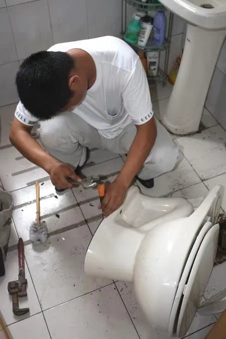 成都锦江区地漏咕噜冒水？餐饮经营者完工验收与疏通下水道电话13068864656的管道维护场景