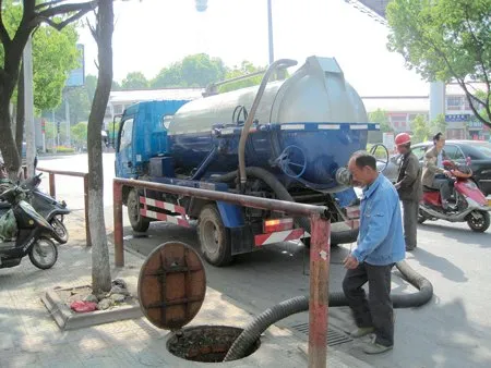 惠州沥林物业巡查遇井盖异味积水？上门前准备与疏通下水道电话15578999886的管道维护场景