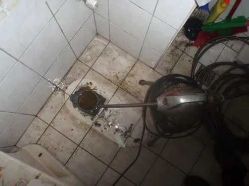 惠州镇隆餐饮商户必读：暴雨前后室外排水异常，上门前先做这些准备与附近管道疏通电话 15578999886的管道维护场景