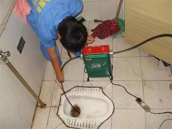 江门商铺橱柜潮湿排水慢：附近管道疏通电话前先分清滴水与堵塞的管道维护场景