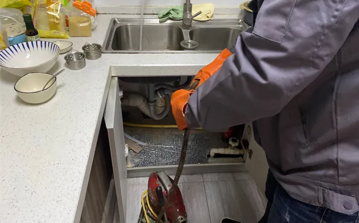 东莞虎门商铺水槽下方滴水与堵塞怎么分？附近管道疏通电话15578999886的管道维护场景