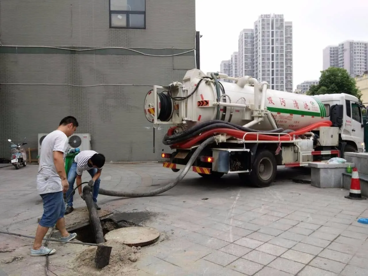 昆明物业值班必读:地漏咕噜冒水时,附近管道疏通电话前的安全边界
