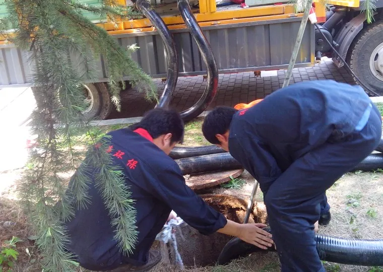 东莞常平老旧住宅厨房下水返味处理：水能排却有异味，先别急着找疏通下水道电话15578999886的管道维护场景