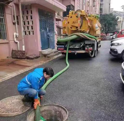 东莞老旧住宅巡查发现井盖异味积水？上门前安全记录要点与疏通下水道电话15578999886的管道维护场景