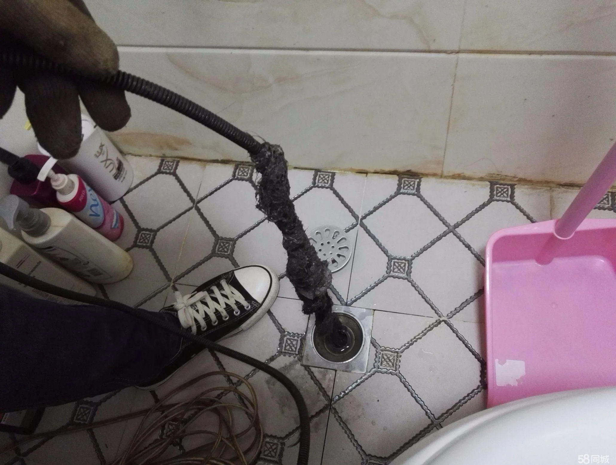 宝鸡老旧住宅地漏反味应急顺序:先查存水与接口再联系疏通下水道电话15578999886