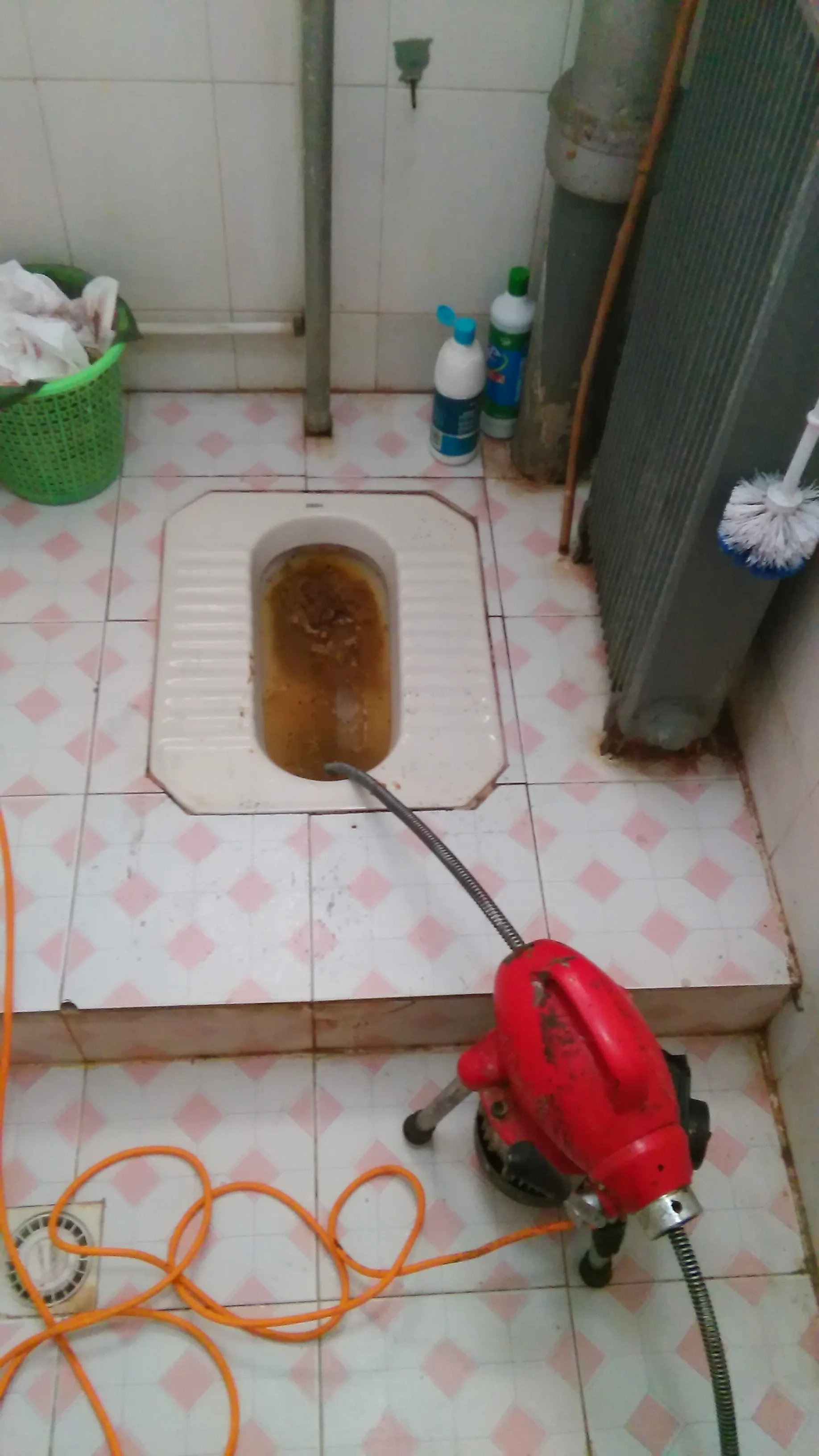 重庆合川区家里多个排水口同时变慢？有老人儿童先做应急顺序，附近管道疏通电话13068864656的管道维护场景